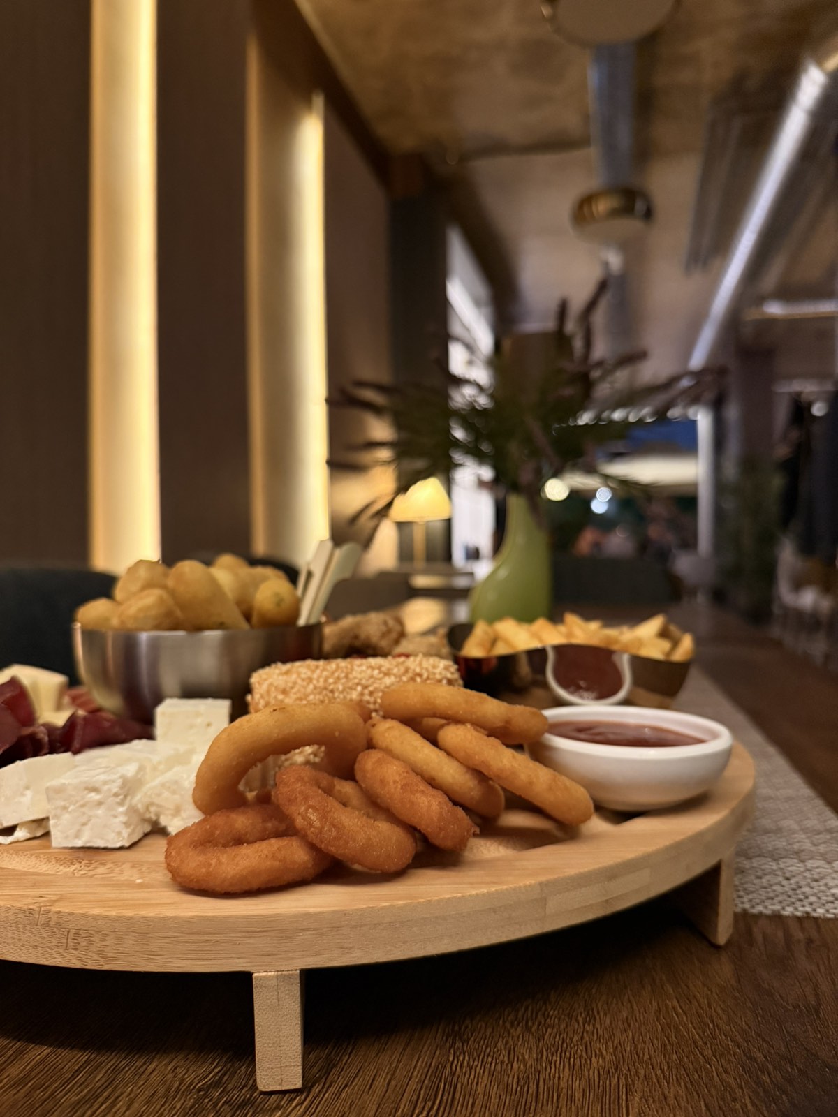 Antipasti i shërbyer në tavolinë