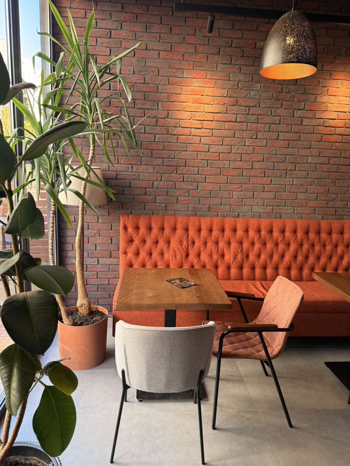 Ulëset e kuqe dhe gjelbërimi në Boka Lounge